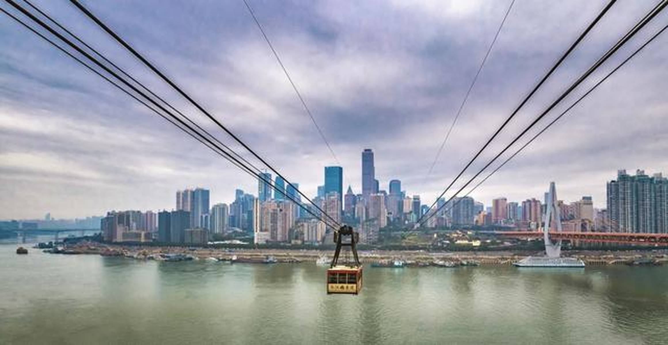 长江索道是中国自行设计制造的大型跨江客运索道,全长1166米