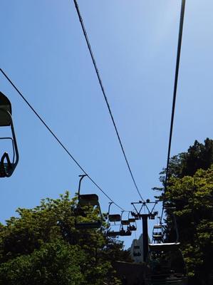 坐着中国最早自主设计制造的索道爬崂山仰口景区