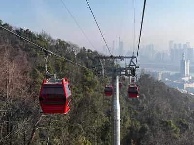岳麓山今日上新,新索道今日起试运行,记者成为第一批体验“敞篷“变“轿厢”的游客