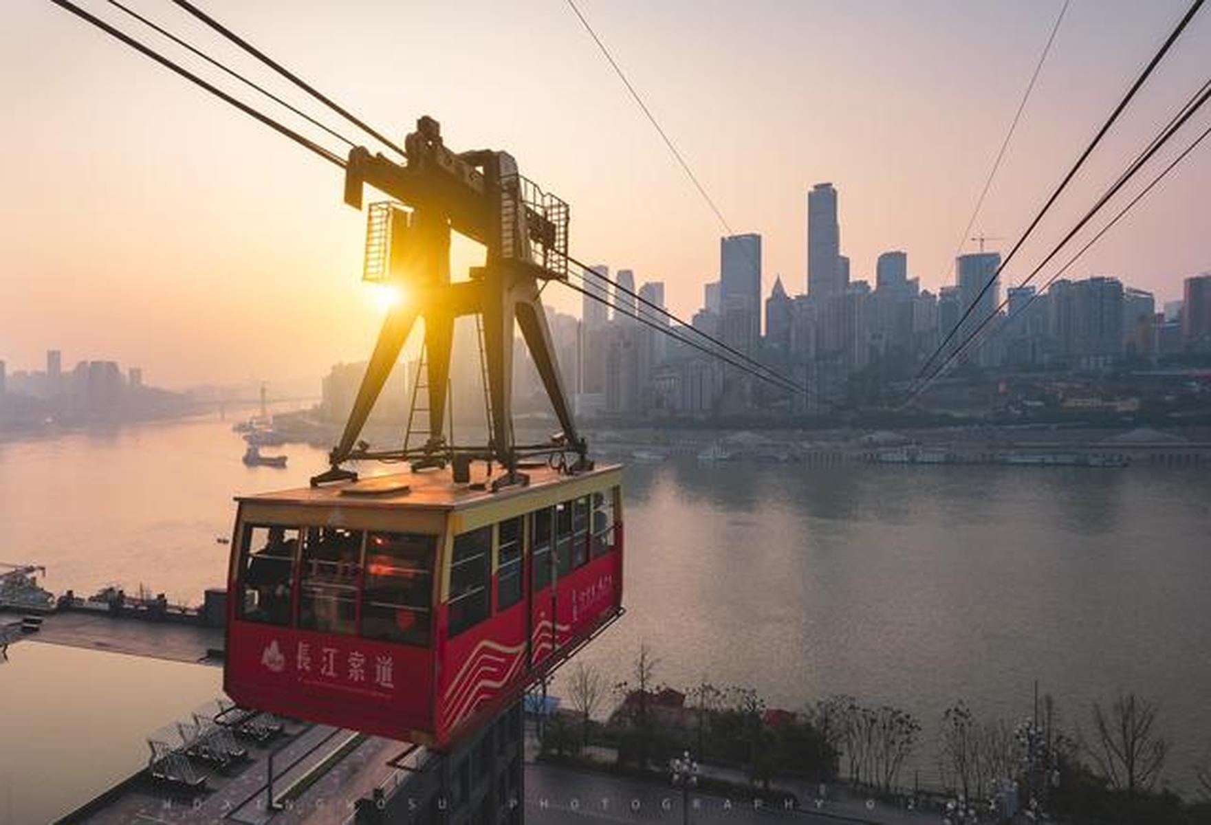 长江索道是中国自行设计制造的大型跨江客运索道,全长1166米